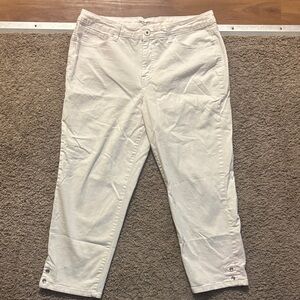 Style&co. Woman 14 Tummy Control White Denim Capris Floral Back Design Like New